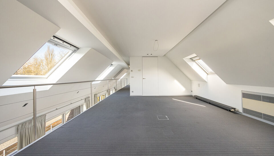 RUIM KANTOOR MET EEN OPPERVLAKTE VAN MAAR LIEFST 256 M2, 30m2 OPSLAGRUIMTE EN 42M2 TERRAS, OP ZICHTLOCATIE TE HASSELT (NET BUITEN DE GROTE RING)

Deze open kantoorruimte bevindt zich op de Luikersteenweg net buiten de grote ring van Hasselt. Het geheel li