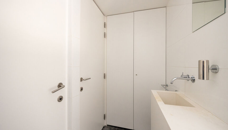 RUIM KANTOOR MET EEN OPPERVLAKTE VAN MAAR LIEFST 256 M2, 30m2 OPSLAGRUIMTE EN 42M2 TERRAS, OP ZICHTLOCATIE TE HASSELT (NET BUITEN DE GROTE RING)

Deze open kantoorruimte bevindt zich op de Luikersteenweg net buiten de grote ring van Hasselt. Het geheel li