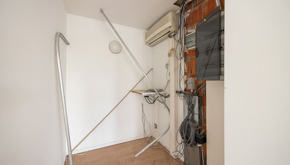 RUIM KANTOOR MET EEN OPPERVLAKTE VAN MAAR LIEFST 256 M2, 30m2 OPSLAGRUIMTE EN 42M2 TERRAS, OP ZICHTLOCATIE TE HASSELT (NET BUITEN DE GROTE RING)

Deze open kantoorruimte bevindt zich op de Luikersteenweg net buiten de grote ring van Hasselt. Het geheel li