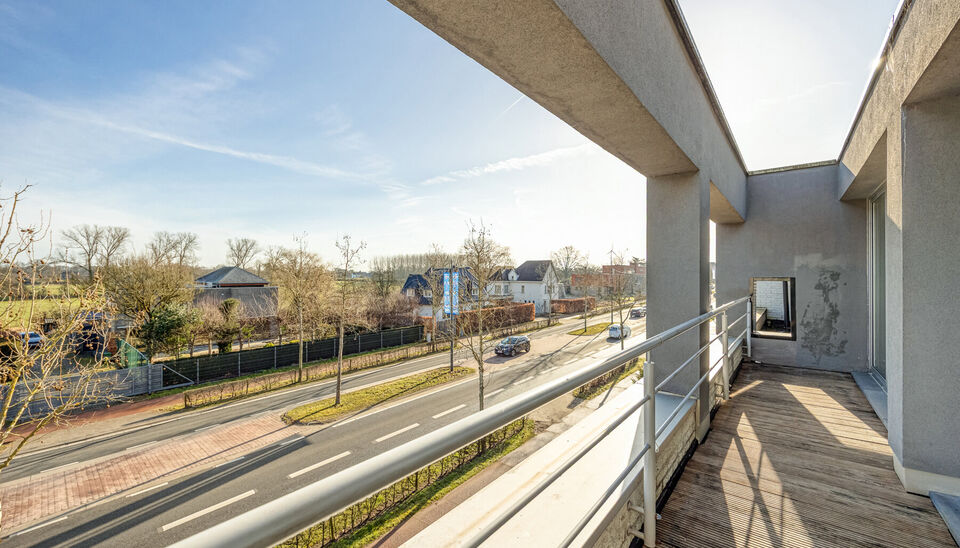 RUIM KANTOOR MET EEN OPPERVLAKTE VAN MAAR LIEFST 256 M2, 30m2 OPSLAGRUIMTE EN 42M2 TERRAS, OP ZICHTLOCATIE TE HASSELT (NET BUITEN DE GROTE RING)

Deze open kantoorruimte bevindt zich op de Luikersteenweg net buiten de grote ring van Hasselt. Het geheel li