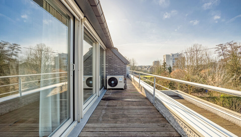 RUIM KANTOOR MET EEN OPPERVLAKTE VAN MAAR LIEFST 256 M2, 30m2 OPSLAGRUIMTE EN 42M2 TERRAS, OP ZICHTLOCATIE TE HASSELT (NET BUITEN DE GROTE RING)

Deze open kantoorruimte bevindt zich op de Luikersteenweg net buiten de grote ring van Hasselt. Het geheel li