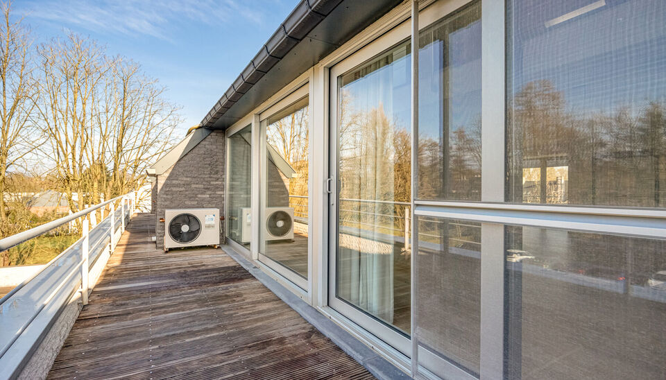 RUIM KANTOOR MET EEN OPPERVLAKTE VAN MAAR LIEFST 256 M2, 30m2 OPSLAGRUIMTE EN 42M2 TERRAS, OP ZICHTLOCATIE TE HASSELT (NET BUITEN DE GROTE RING)

Deze open kantoorruimte bevindt zich op de Luikersteenweg net buiten de grote ring van Hasselt. Het geheel li