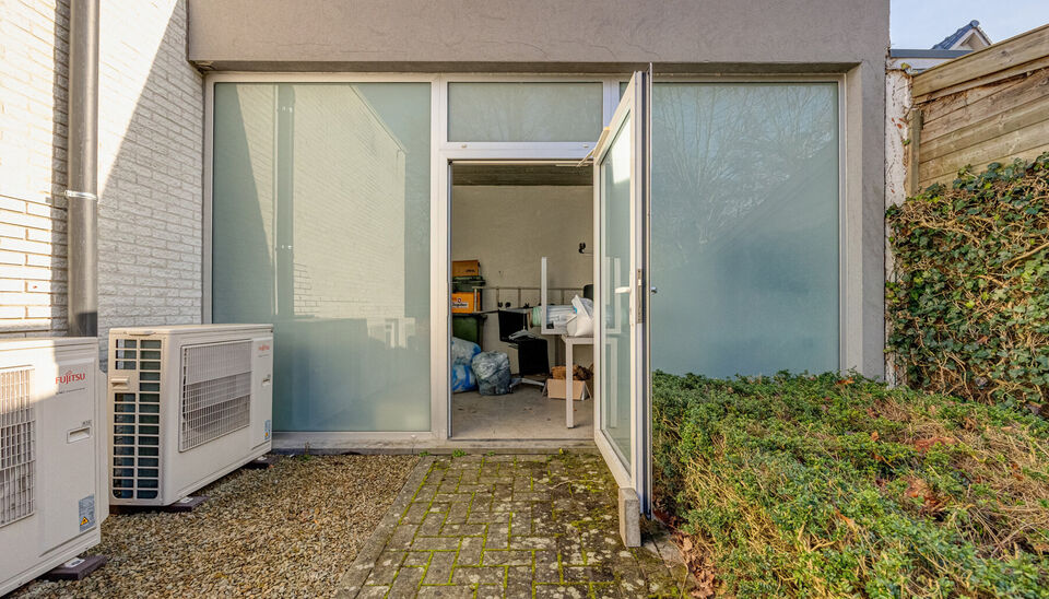 RUIM KANTOOR MET EEN OPPERVLAKTE VAN MAAR LIEFST 256 M2, 30m2 OPSLAGRUIMTE EN 42M2 TERRAS, OP ZICHTLOCATIE TE HASSELT (NET BUITEN DE GROTE RING)

Deze open kantoorruimte bevindt zich op de Luikersteenweg net buiten de grote ring van Hasselt. Het geheel li