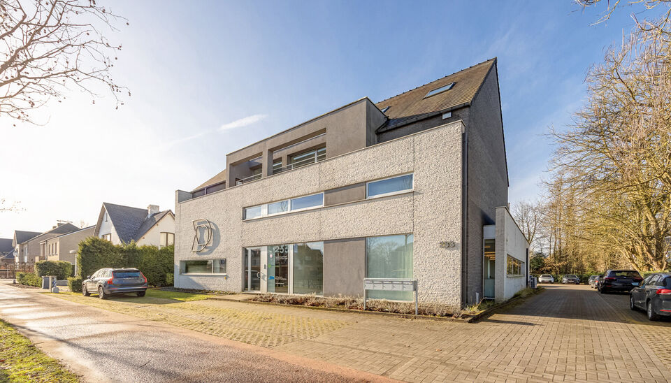 RUIM KANTOOR MET EEN OPPERVLAKTE VAN MAAR LIEFST 256 M2, 30m2 OPSLAGRUIMTE EN 42M2 TERRAS, OP ZICHTLOCATIE TE HASSELT (NET BUITEN DE GROTE RING)

Deze open kantoorruimte bevindt zich op de Luikersteenweg net buiten de grote ring van Hasselt. Het geheel li