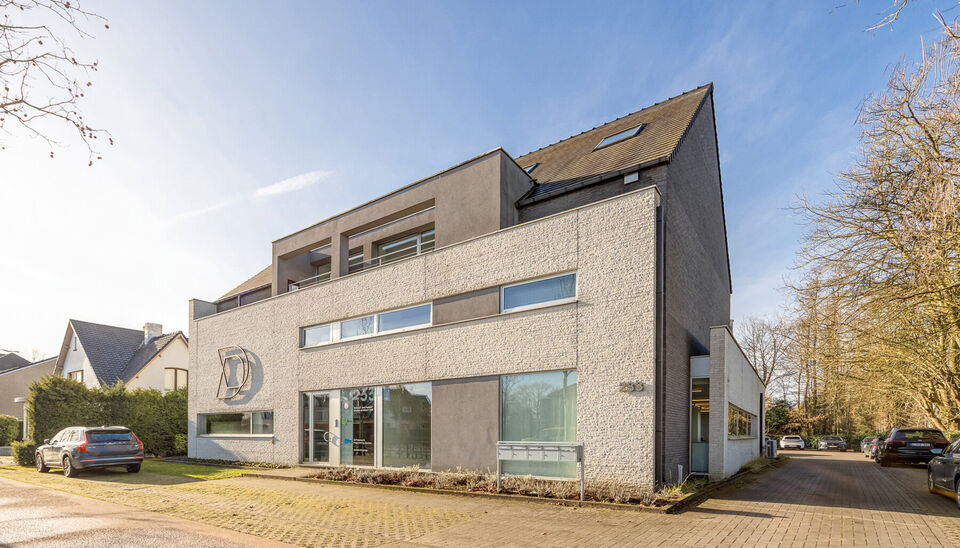 RUIM KANTOOR MET EEN OPPERVLAKTE VAN MAAR LIEFST 256 M2, 30m2 OPSLAGRUIMTE EN 42M2 TERRAS, OP ZICHTLOCATIE TE HASSELT (NET BUITEN DE GROTE RING)

Deze open kantoorruimte bevindt zich op de Luikersteenweg net buiten de grote ring van Hasselt. Het geheel li