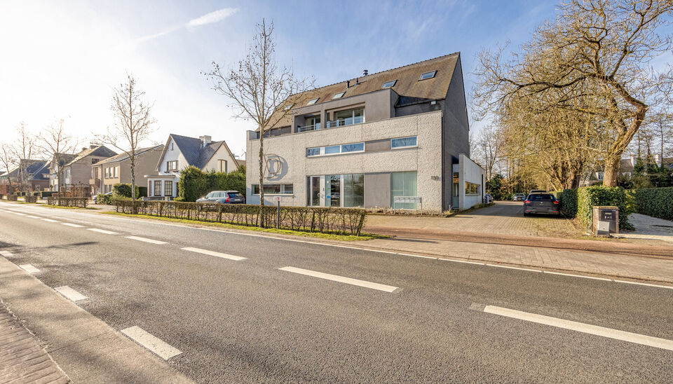 RUIM KANTOOR MET EEN OPPERVLAKTE VAN MAAR LIEFST 256 M2, 30m2 OPSLAGRUIMTE EN 42M2 TERRAS, OP ZICHTLOCATIE TE HASSELT (NET BUITEN DE GROTE RING)

Deze open kantoorruimte bevindt zich op de Luikersteenweg net buiten de grote ring van Hasselt. Het geheel li