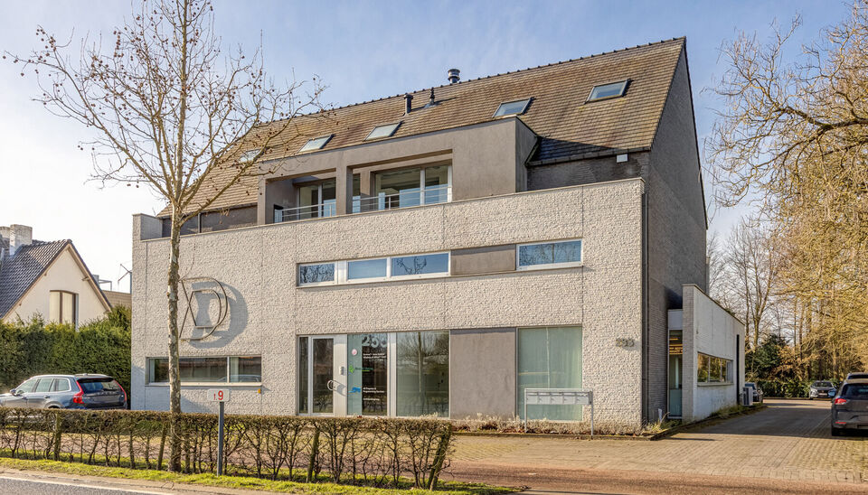 RUIM KANTOOR MET EEN OPPERVLAKTE VAN MAAR LIEFST 256 M2, 30m2 OPSLAGRUIMTE EN 42M2 TERRAS, OP ZICHTLOCATIE TE HASSELT (NET BUITEN DE GROTE RING)

Deze open kantoorruimte bevindt zich op de Luikersteenweg net buiten de grote ring van Hasselt. Het geheel li