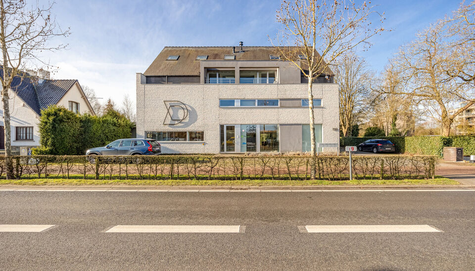 RUIM KANTOOR MET EEN OPPERVLAKTE VAN MAAR LIEFST 256 M2, 30m2 OPSLAGRUIMTE EN 42M2 TERRAS, OP ZICHTLOCATIE TE HASSELT (NET BUITEN DE GROTE RING)

Deze open kantoorruimte bevindt zich op de Luikersteenweg net buiten de grote ring van Hasselt. Het geheel li