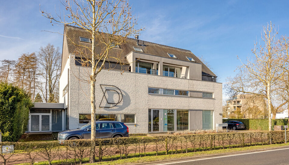 RUIM KANTOOR MET EEN OPPERVLAKTE VAN MAAR LIEFST 256 M2, 30m2 OPSLAGRUIMTE EN 42M2 TERRAS, OP ZICHTLOCATIE TE HASSELT (NET BUITEN DE GROTE RING)

Deze open kantoorruimte bevindt zich op de Luikersteenweg net buiten de grote ring van Hasselt. Het geheel li